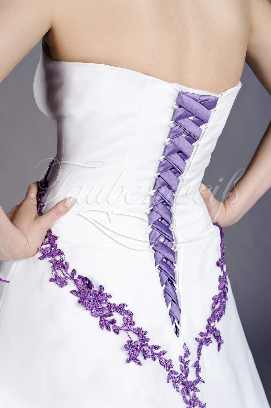 Lila brautkleider in weiß Farbige Brautkleider